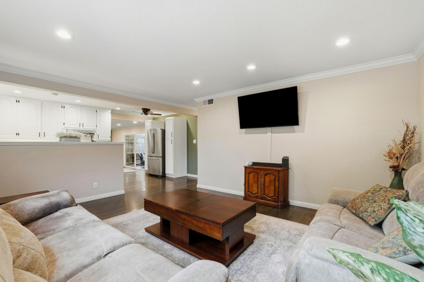 Detail Gallery Image 8 of 38 For 221 Seabiscuit Dr, San Jose,  CA 95111 - 3 Beds | 2 Baths