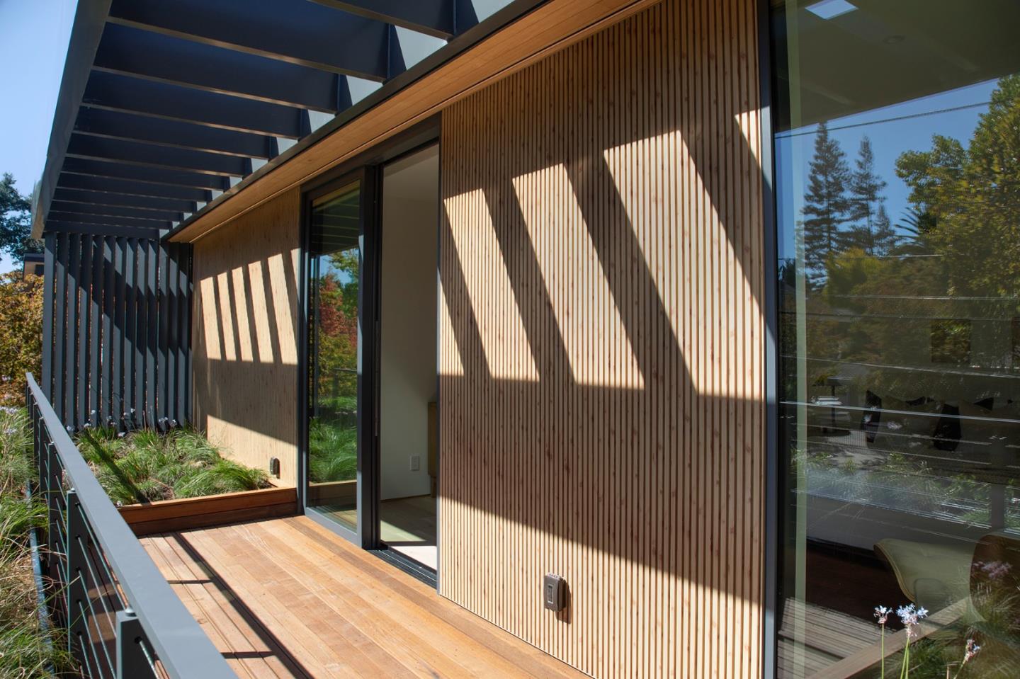 Detail Gallery Image 11 of 32 For 1480 Bryant St, Palo Alto,  CA 94301 - 5 Beds | 5/2 Baths