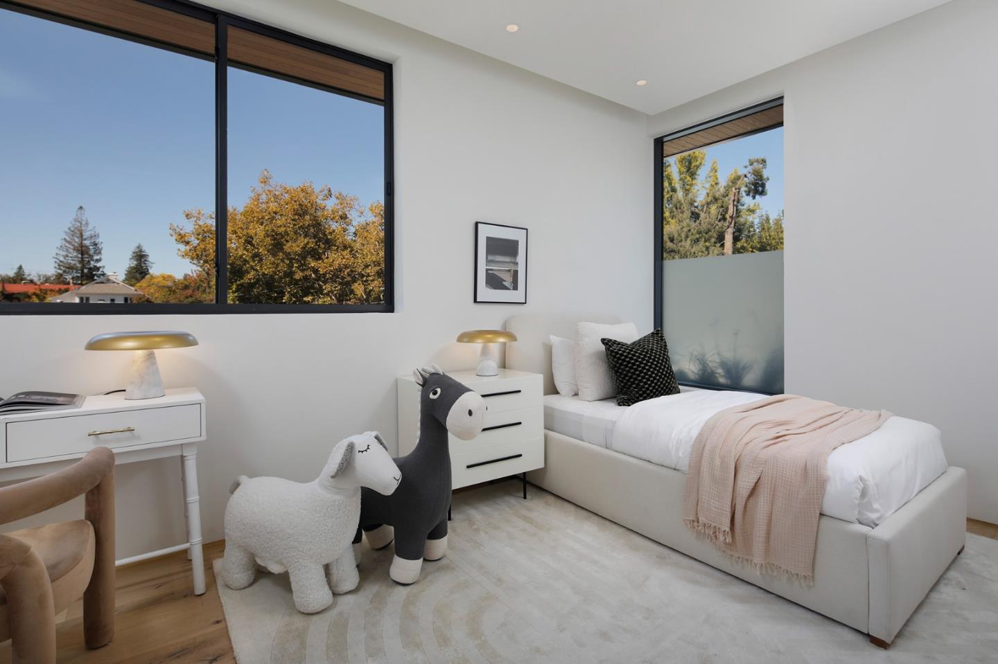 Detail Gallery Image 15 of 32 For 1480 Bryant St, Palo Alto,  CA 94301 - 5 Beds | 5/2 Baths