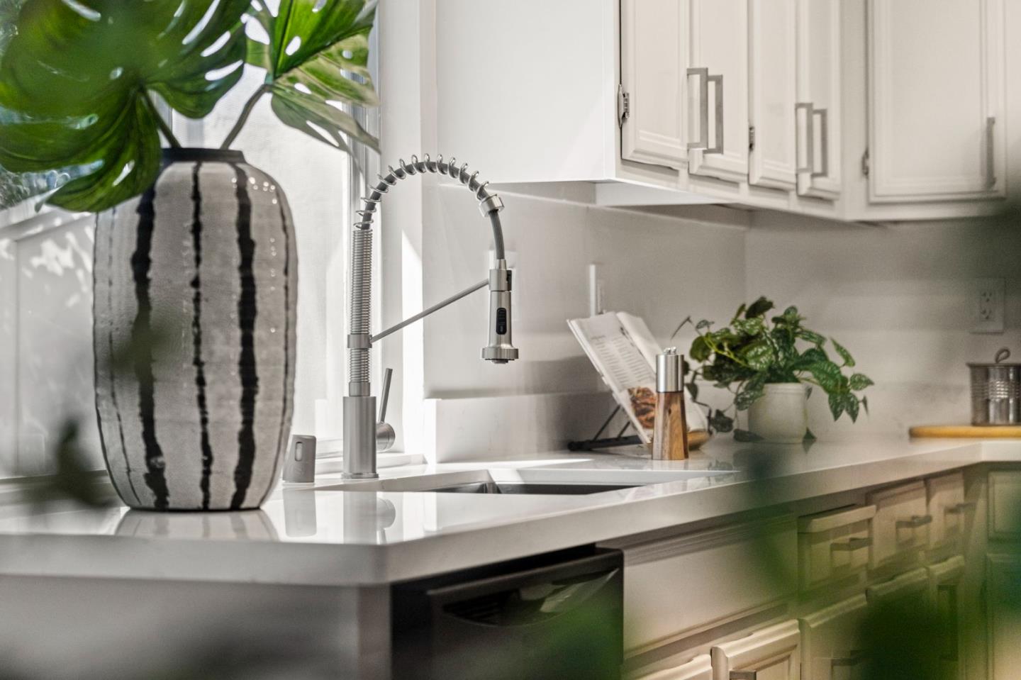 Detail Gallery Image 24 of 88 For 62 Lyonridge Ln, San Mateo,  CA 94402 - 3 Beds | 2/1 Baths