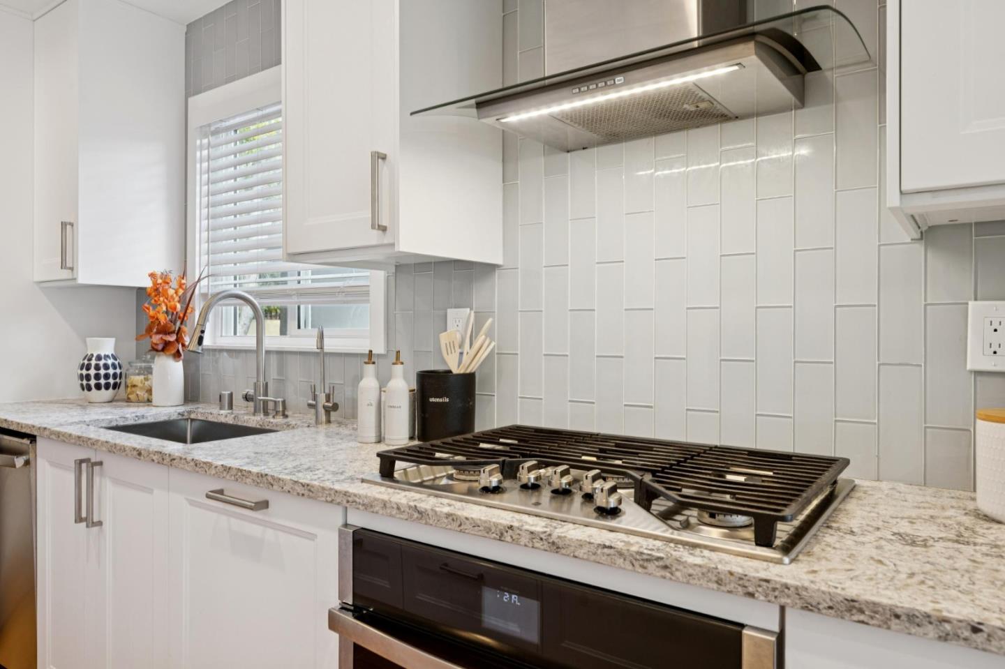 Detail Gallery Image 17 of 40 For 723 Canyon Rd, Redwood City,  CA 94062 - 4 Beds | 2 Baths