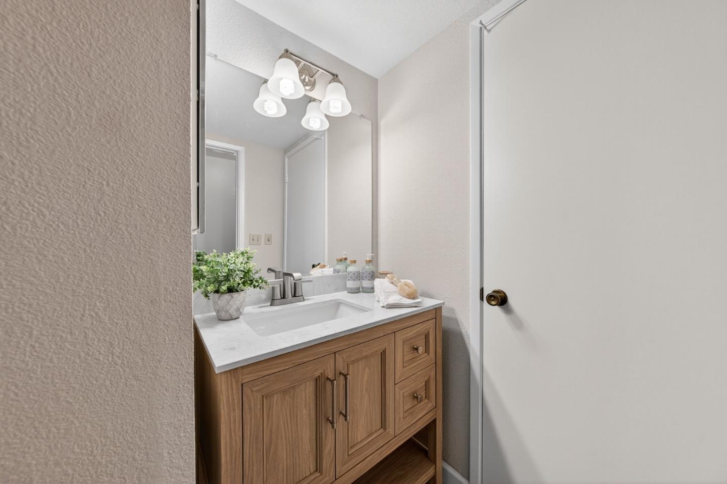 Detail Gallery Image 12 of 28 For 5693 Seifert Ave, San Jose,  CA 95118 - 2 Beds | 1/1 Baths