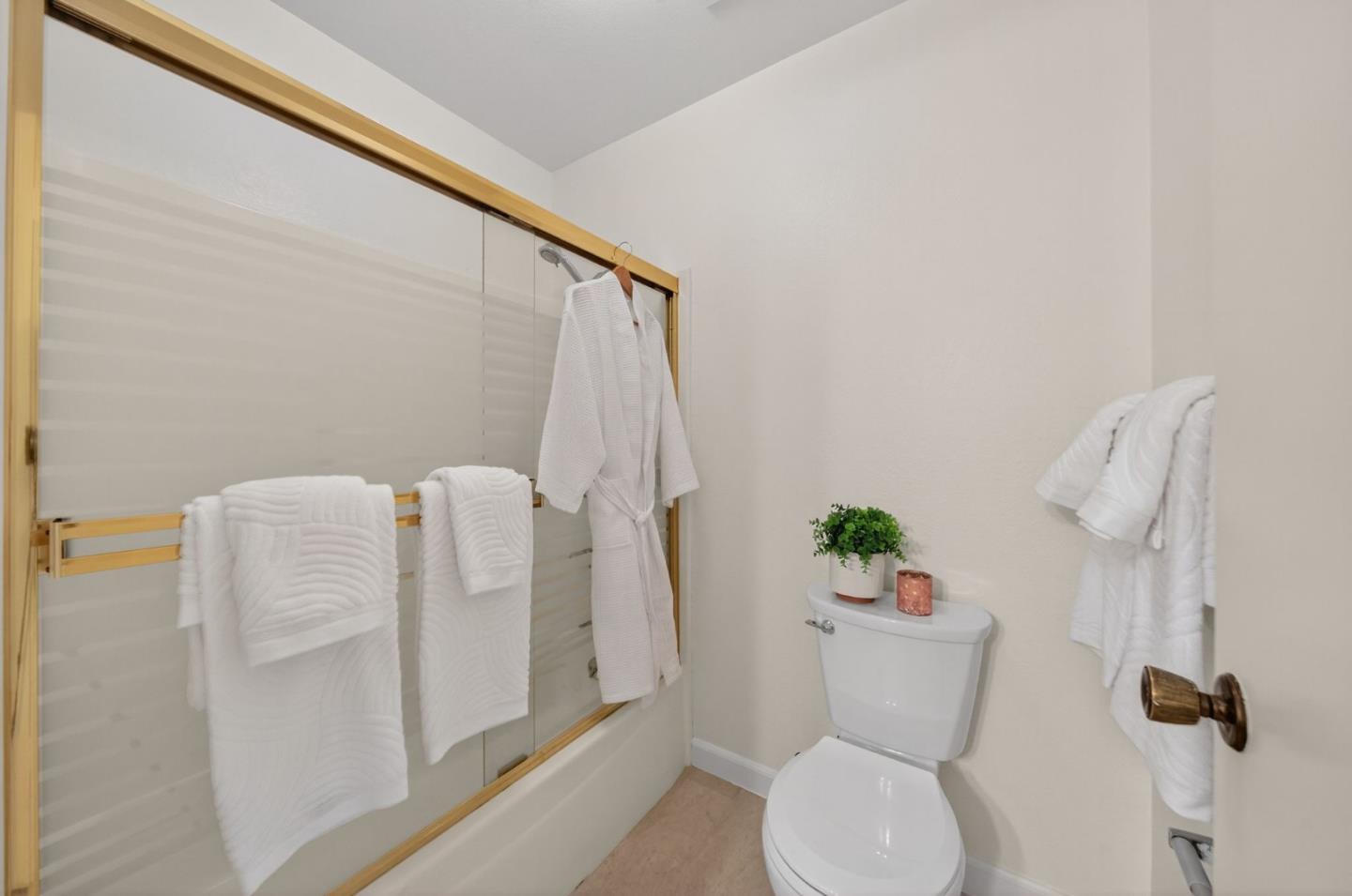 Detail Gallery Image 13 of 28 For 5693 Seifert Ave, San Jose,  CA 95118 - 2 Beds | 1/1 Baths