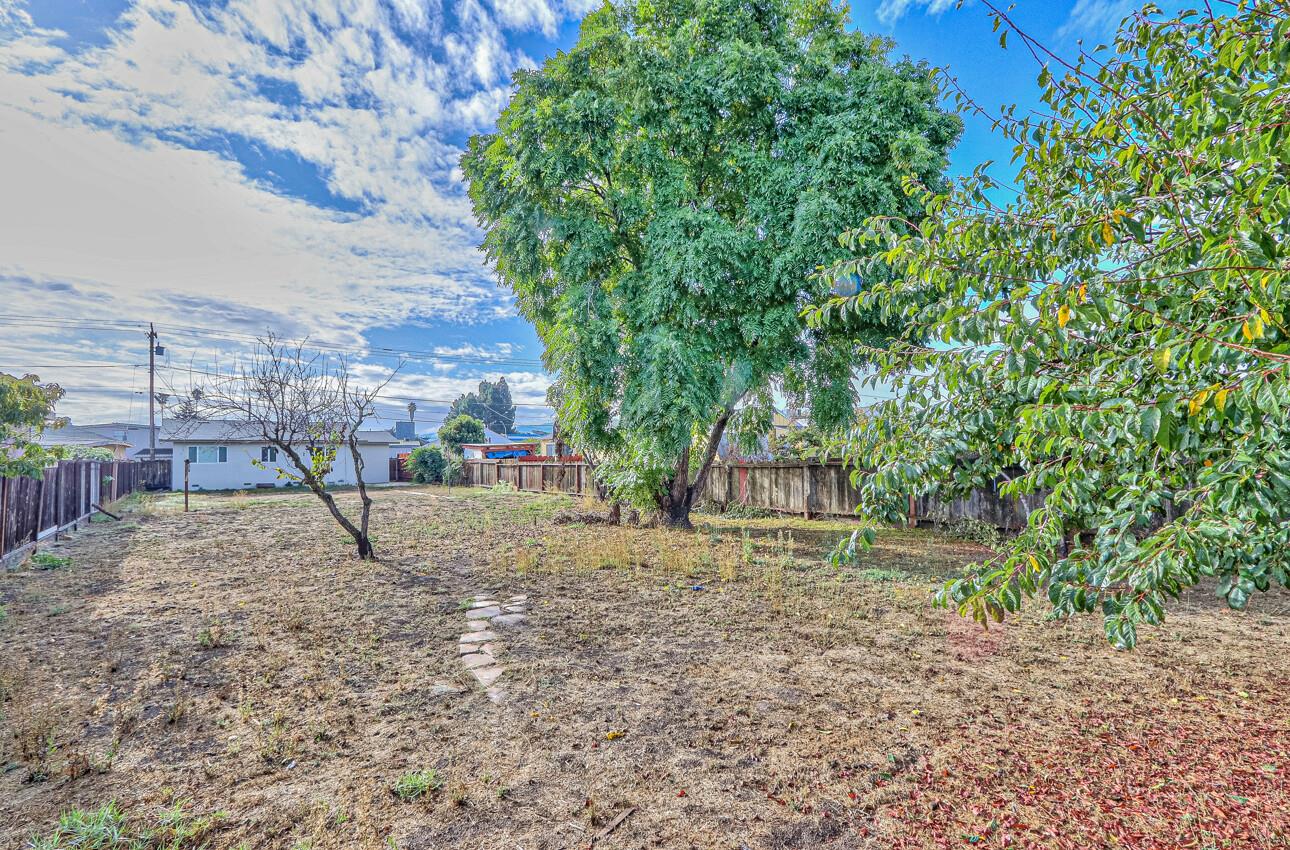 Detail Gallery Image 3 of 23 For 17 Williams Rd, Salinas,  CA 93905 - 2 Beds | 1 Baths