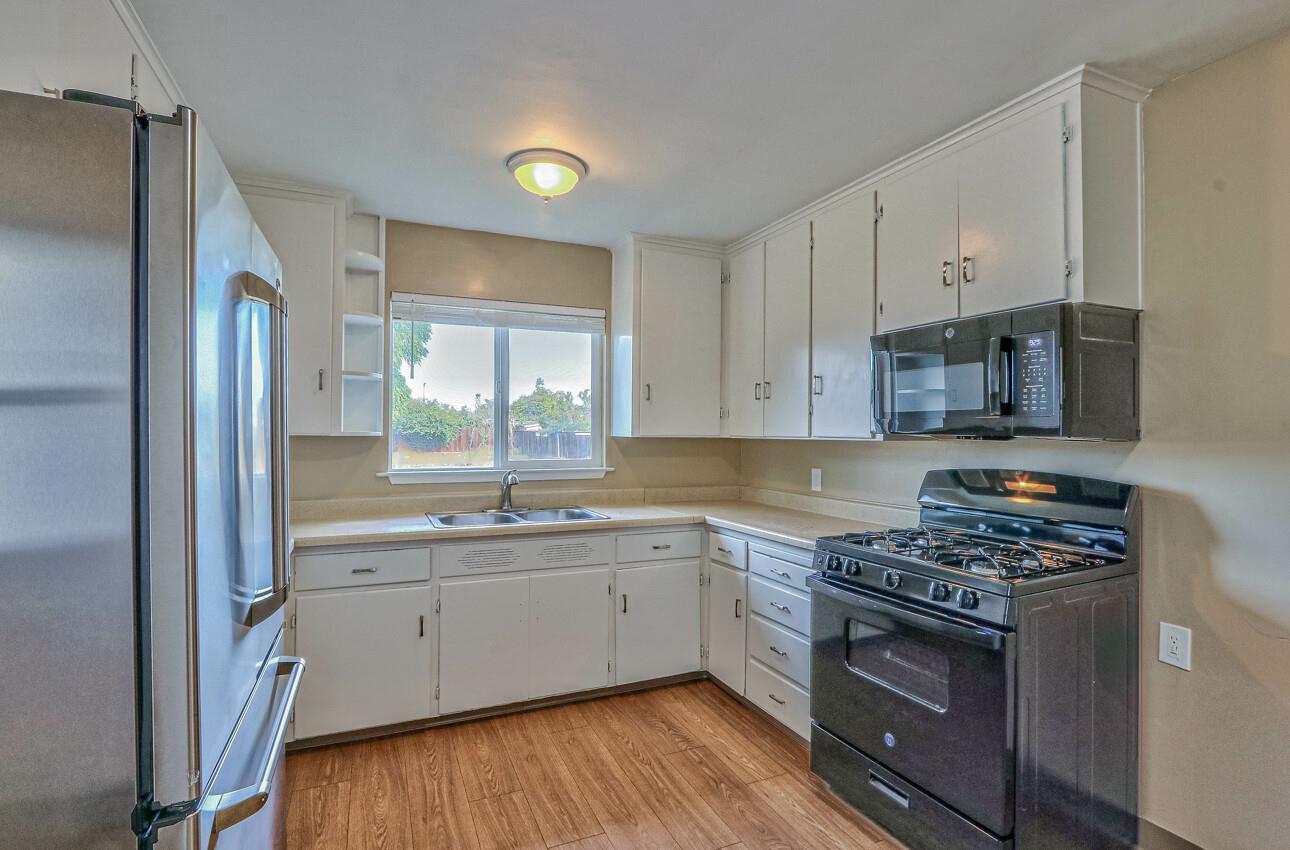 Detail Gallery Image 9 of 23 For 17 Williams Rd, Salinas,  CA 93905 - 2 Beds | 1 Baths