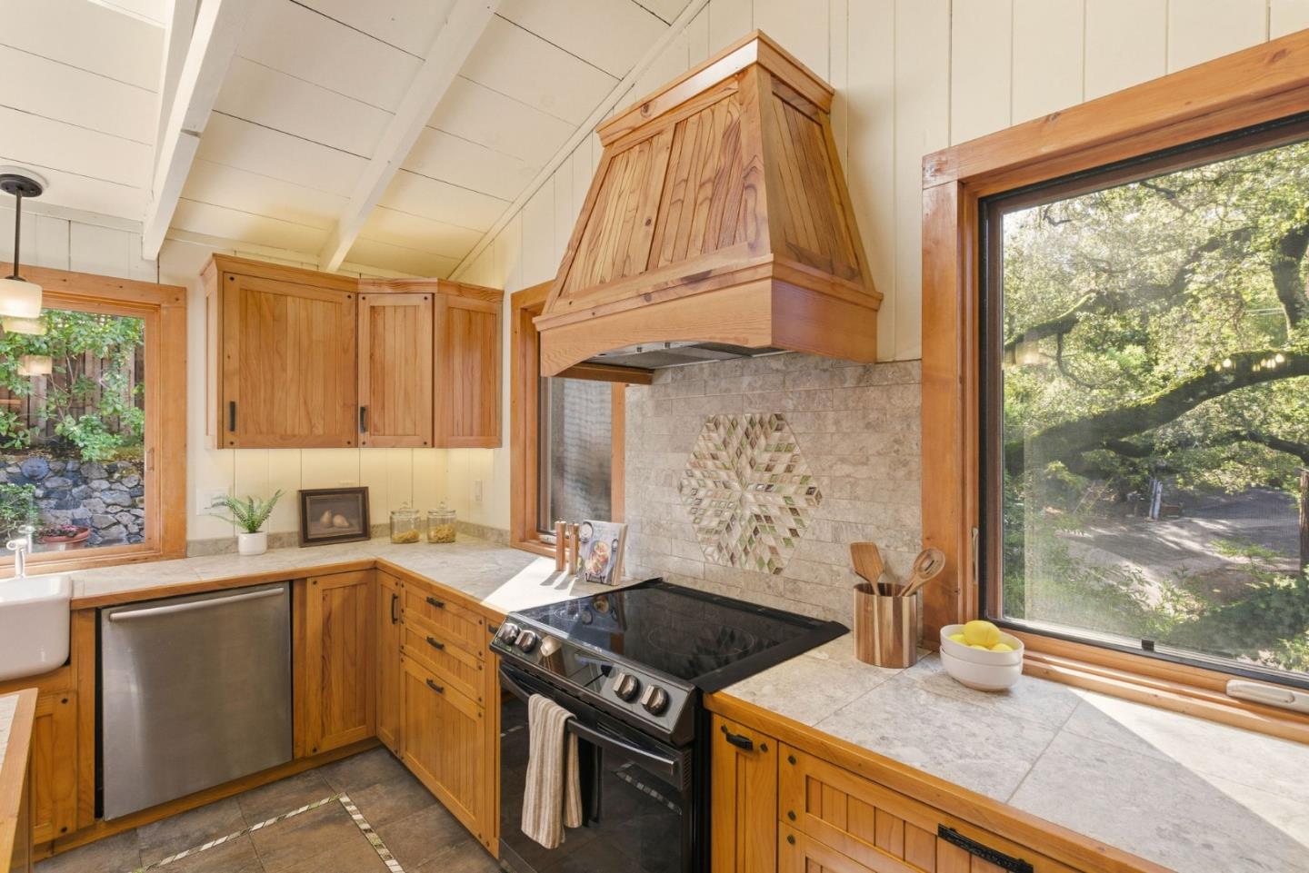 Detail Gallery Image 13 of 39 For 3451 Oak Knoll Dr, Redwood City,  CA 94062 - 3 Beds | 2 Baths