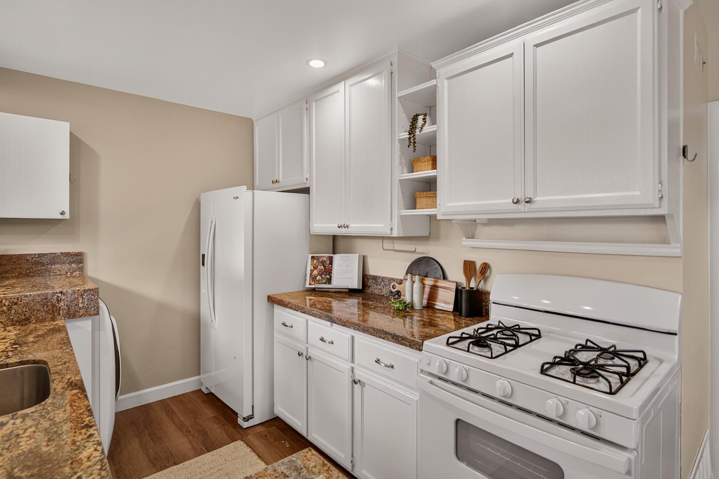 Detail Gallery Image 10 of 20 For 1159 Solana Dr, Mountain View,  CA 94040 - 3 Beds | 1 Baths