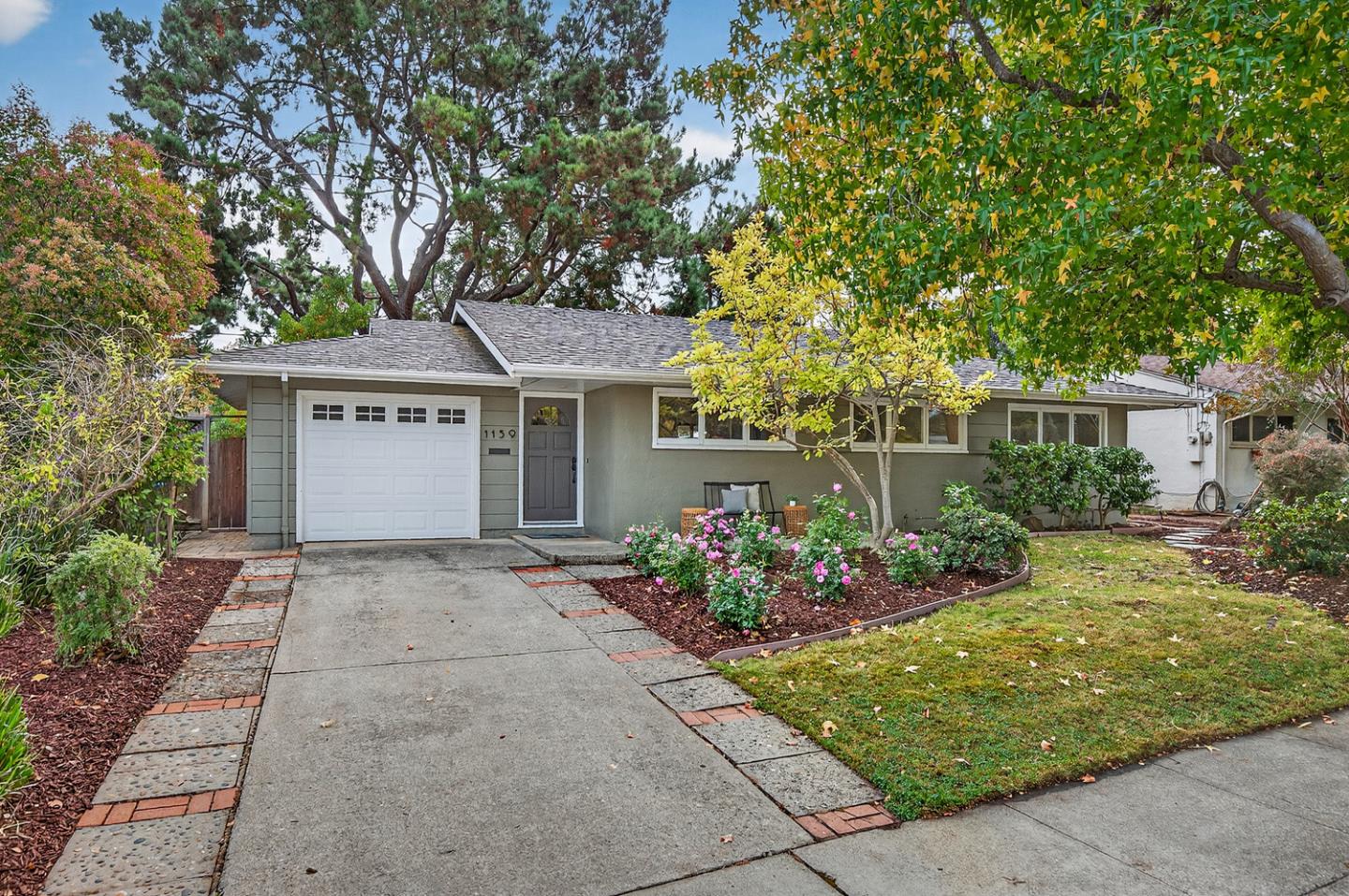 Detail Gallery Image 2 of 20 For 1159 Solana Dr, Mountain View,  CA 94040 - 3 Beds | 1 Baths