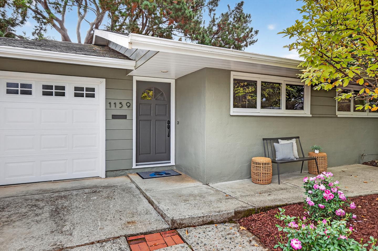 Detail Gallery Image 3 of 20 For 1159 Solana Dr, Mountain View,  CA 94040 - 3 Beds | 1 Baths