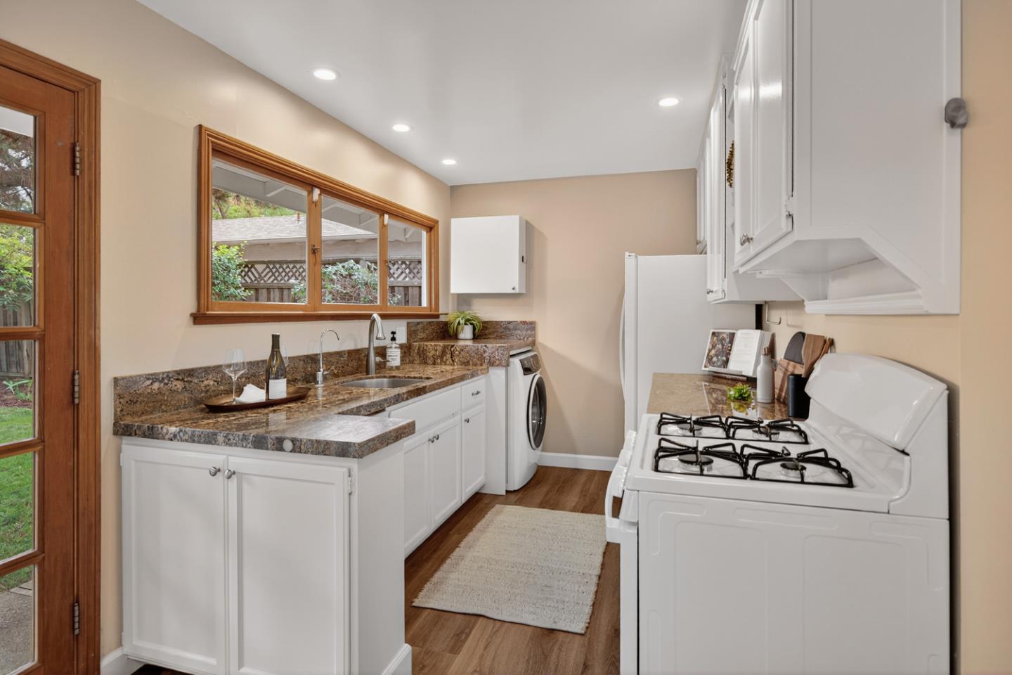 Detail Gallery Image 8 of 20 For 1159 Solana Dr, Mountain View,  CA 94040 - 3 Beds | 1 Baths