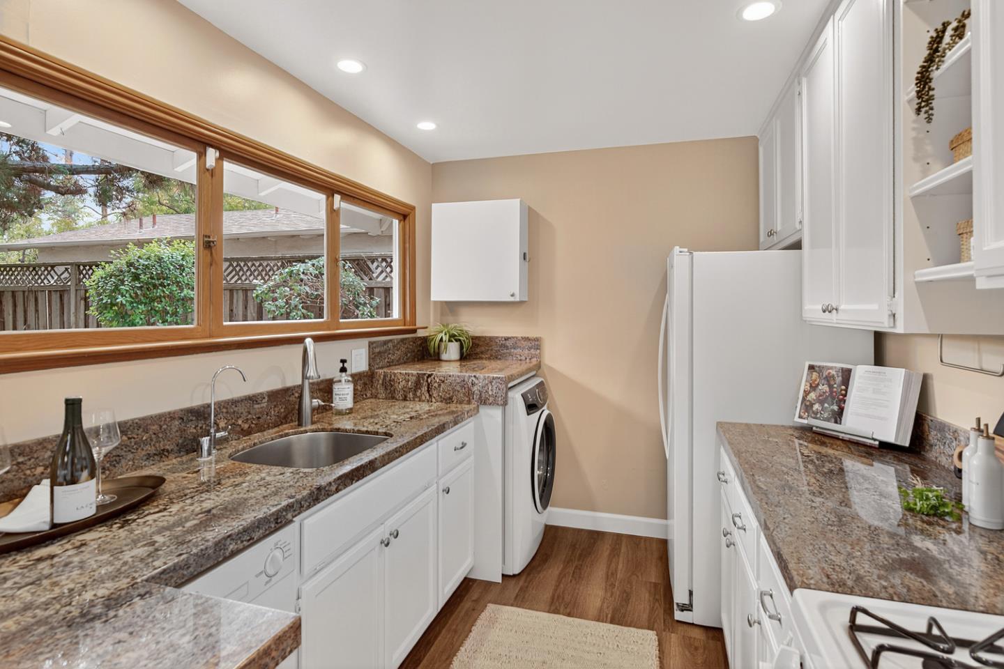 Detail Gallery Image 9 of 20 For 1159 Solana Dr, Mountain View,  CA 94040 - 3 Beds | 1 Baths