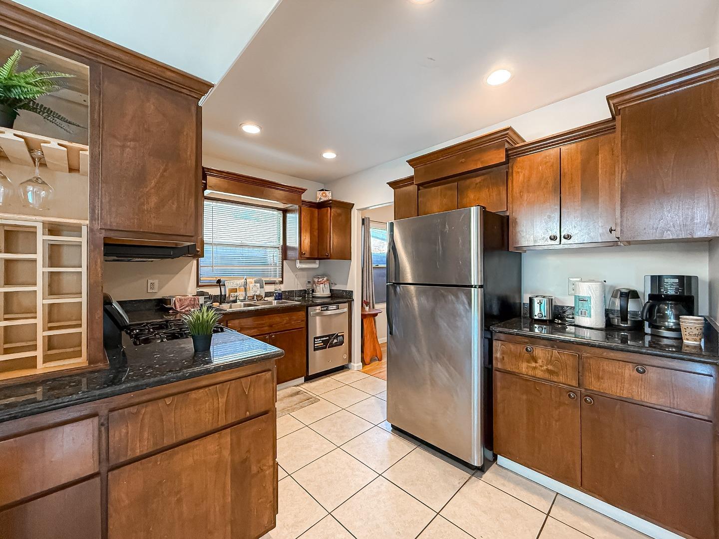 Detail Gallery Image 9 of 37 For 558 a St, Hayward,  CA 94541 - 2 Beds | 1 Baths