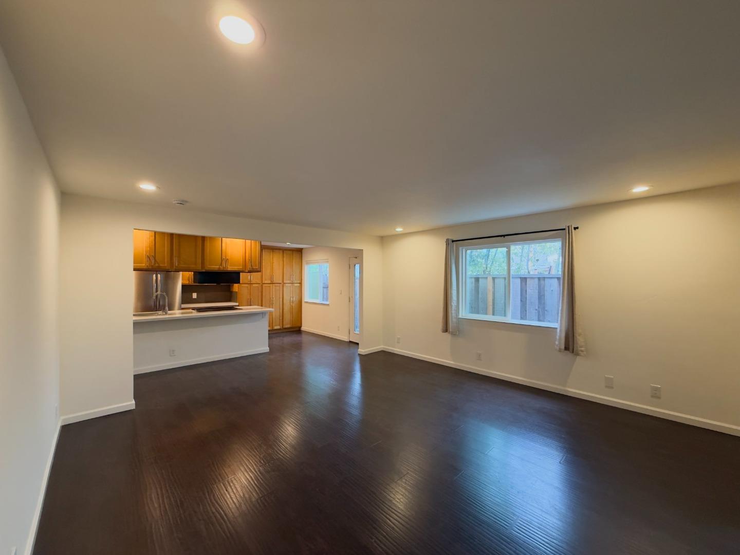 Detail Gallery Image 3 of 22 For 1340 E William Ct, San Jose,  CA 95116 - 4 Beds | 3 Baths