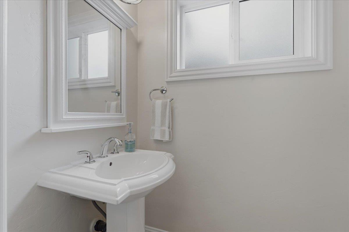 Detail Gallery Image 24 of 35 For 19095 Saratoga Glen Pl, Saratoga,  CA 95070 - 4 Beds | 2/1 Baths