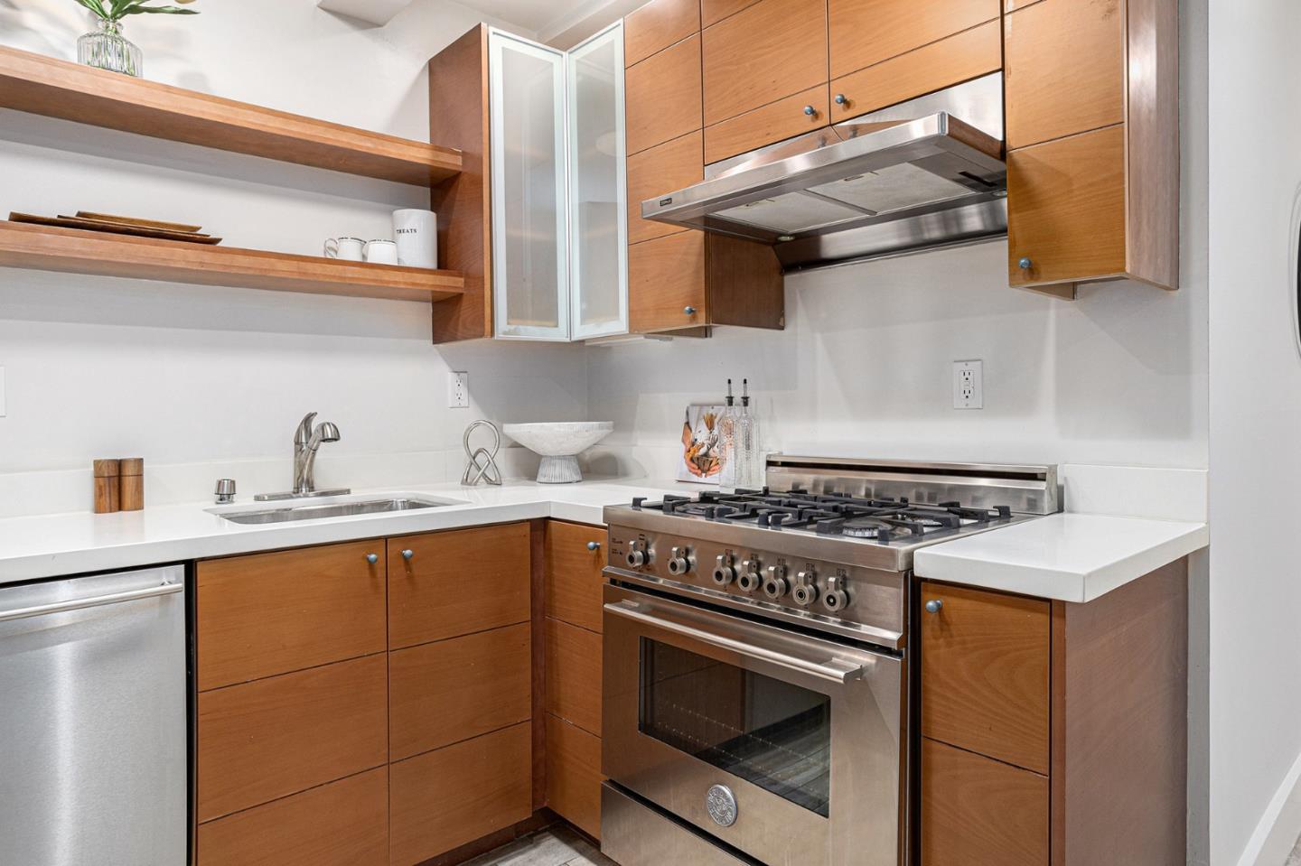 Detail Gallery Image 8 of 19 For 1158 Sutter St #UNIT 2,  San Francisco,  CA 94109 - 2 Beds | 2 Baths