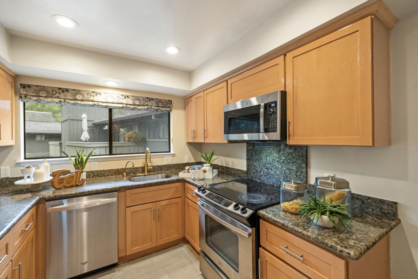 Detail Gallery Image 15 of 37 For 14355 Saratoga Ave #B,  Saratoga,  CA 95070 - 3 Beds | 2 Baths