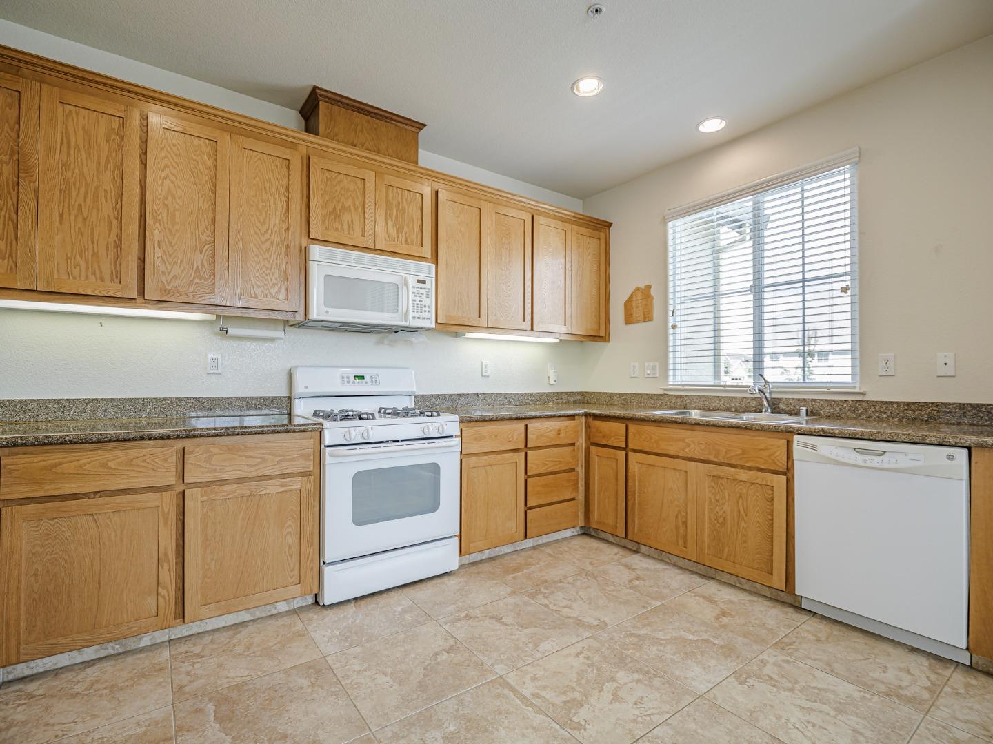 Detail Gallery Image 12 of 38 For 443 Vivienne Dr, Watsonville,  CA 95076 - 3 Beds | 2 Baths