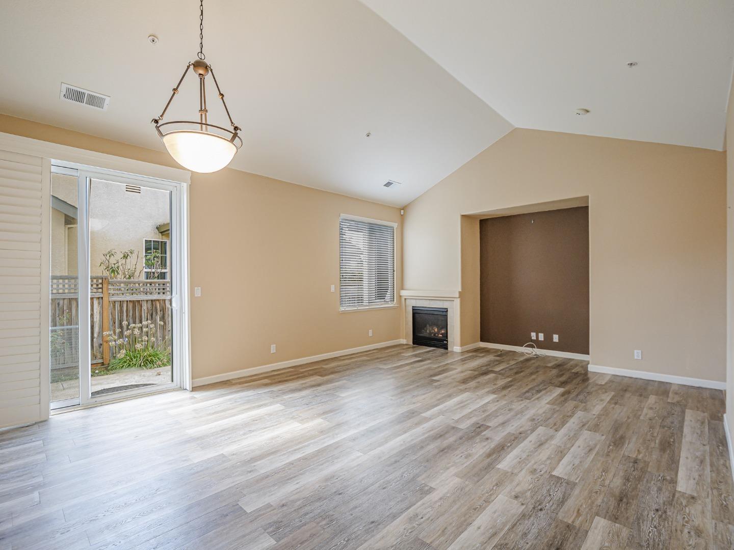 Detail Gallery Image 6 of 38 For 443 Vivienne Dr, Watsonville,  CA 95076 - 3 Beds | 2 Baths