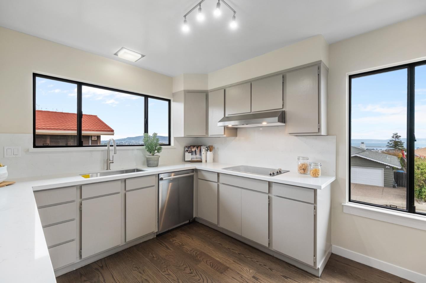 Detail Gallery Image 22 of 93 For 2700 Mariposa Dr, Burlingame,  CA 94010 - 4 Beds | 3/1 Baths