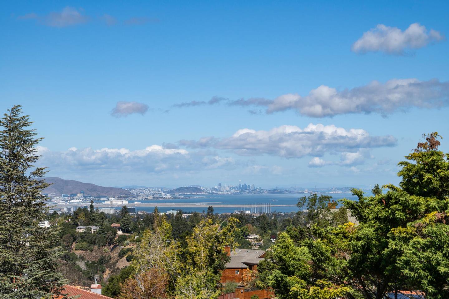 Detail Gallery Image 10 of 103 For 1111 Tournament Dr, Hillsborough,  CA 94010 - 5 Beds | 6/1 Baths