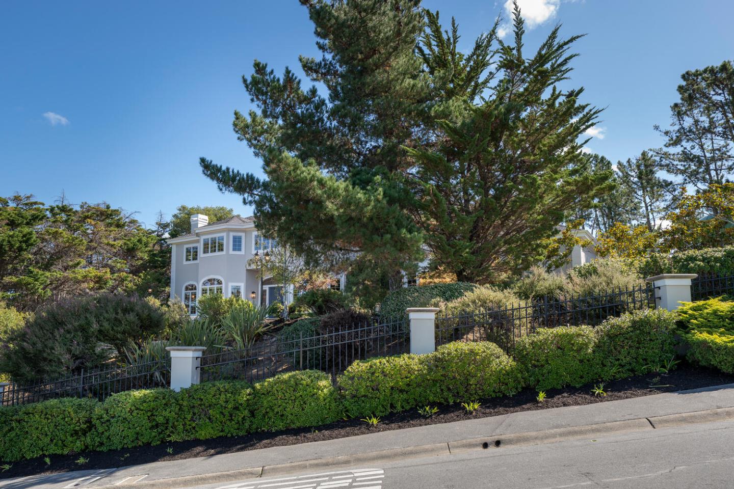 Detail Gallery Image 11 of 103 For 1111 Tournament Dr, Hillsborough,  CA 94010 - 5 Beds | 6/1 Baths