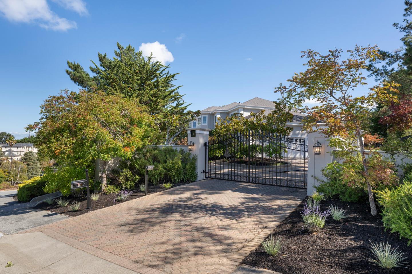 Detail Gallery Image 12 of 103 For 1111 Tournament Dr, Hillsborough,  CA 94010 - 5 Beds | 6/1 Baths