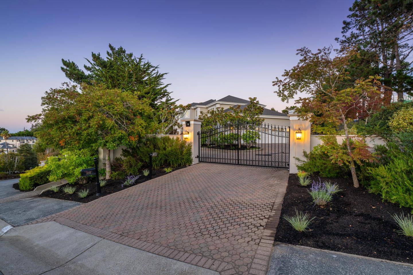 Detail Gallery Image 3 of 103 For 1111 Tournament Dr, Hillsborough,  CA 94010 - 5 Beds | 6/1 Baths