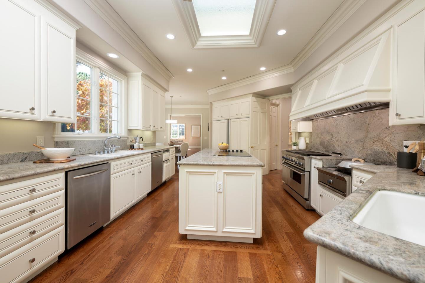 Detail Gallery Image 34 of 103 For 1111 Tournament Dr, Hillsborough,  CA 94010 - 5 Beds | 6/1 Baths