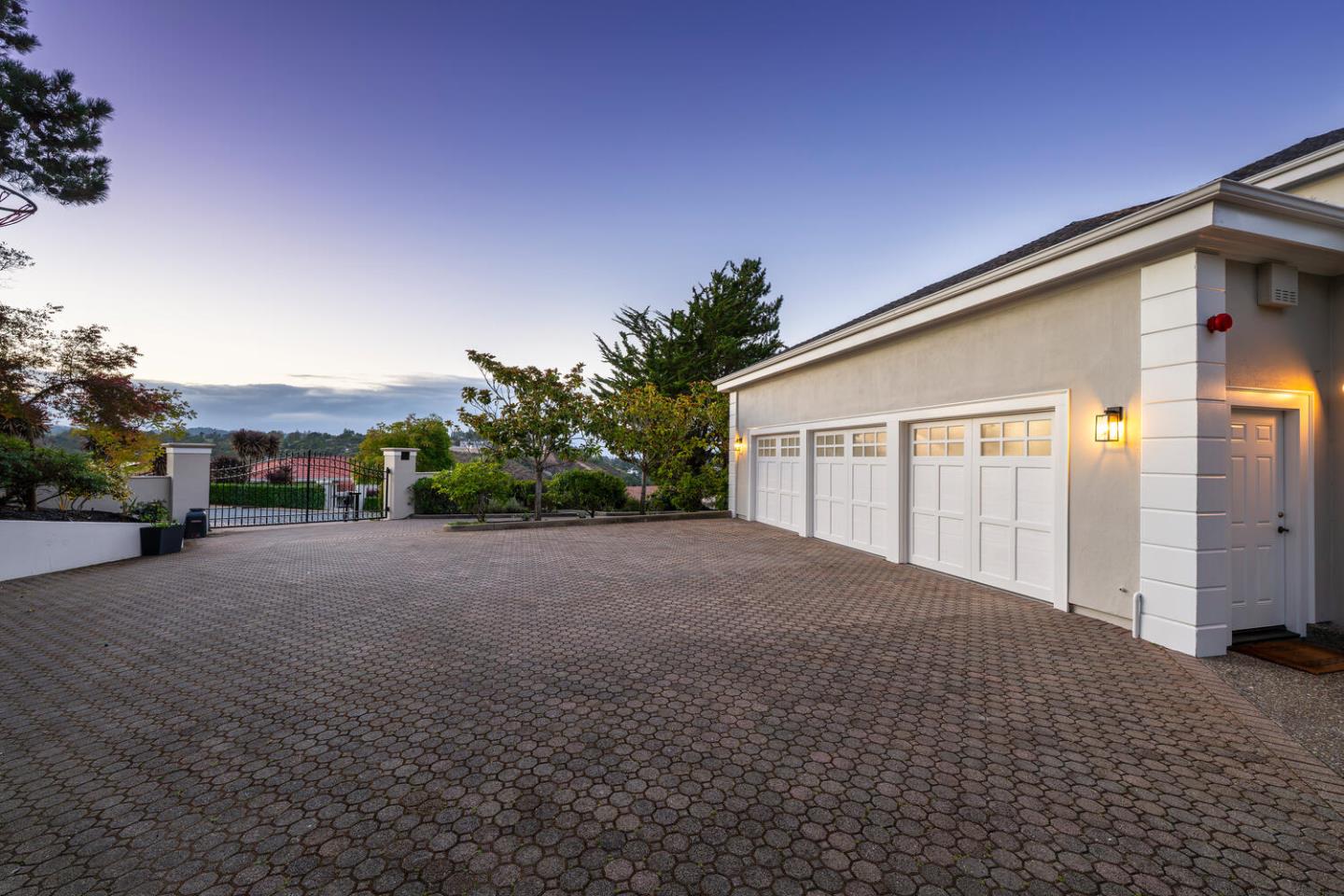 Detail Gallery Image 4 of 103 For 1111 Tournament Dr, Hillsborough,  CA 94010 - 5 Beds | 6/1 Baths