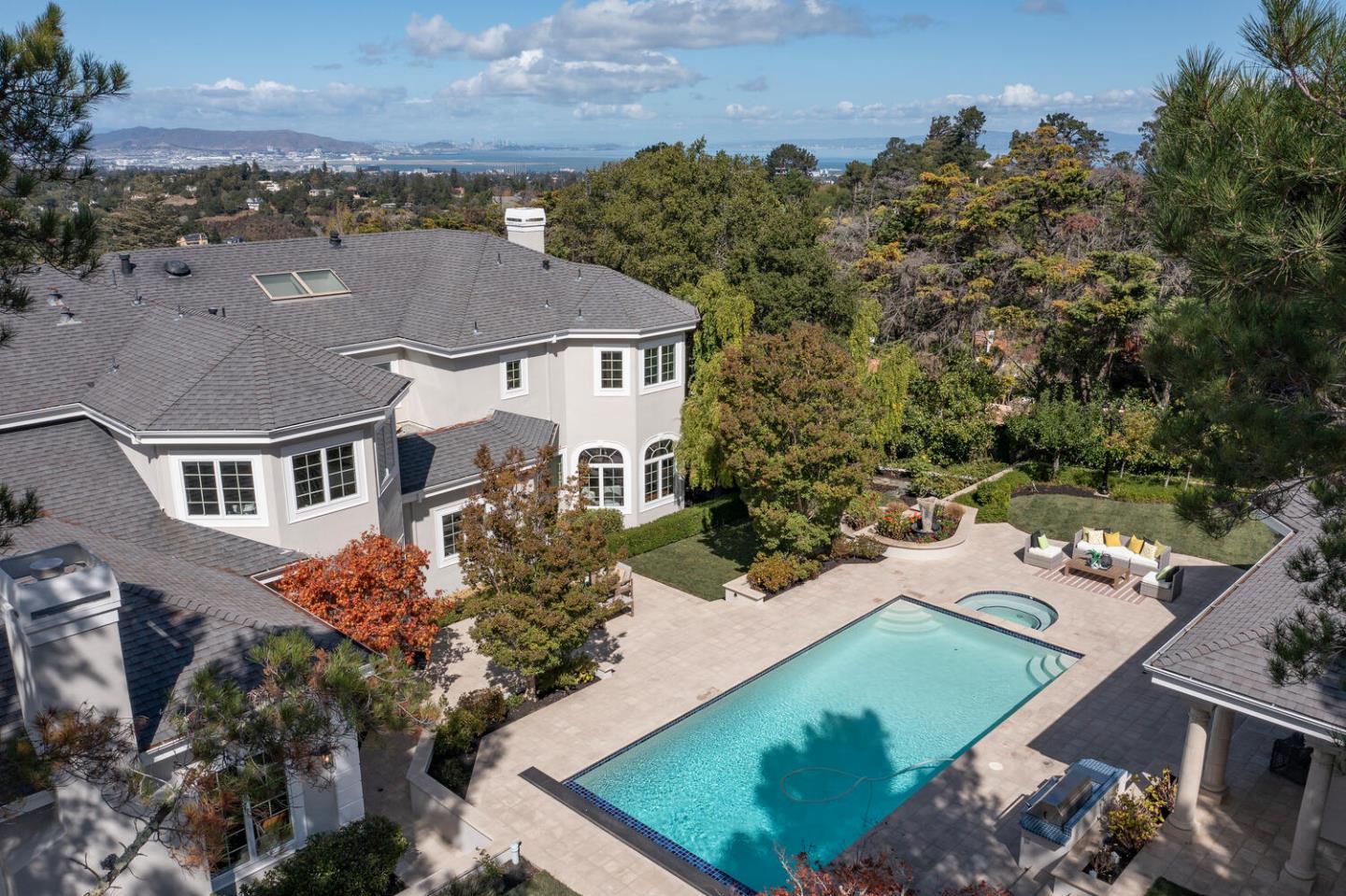 Detail Gallery Image 90 of 103 For 1111 Tournament Dr, Hillsborough,  CA 94010 - 5 Beds | 6/1 Baths