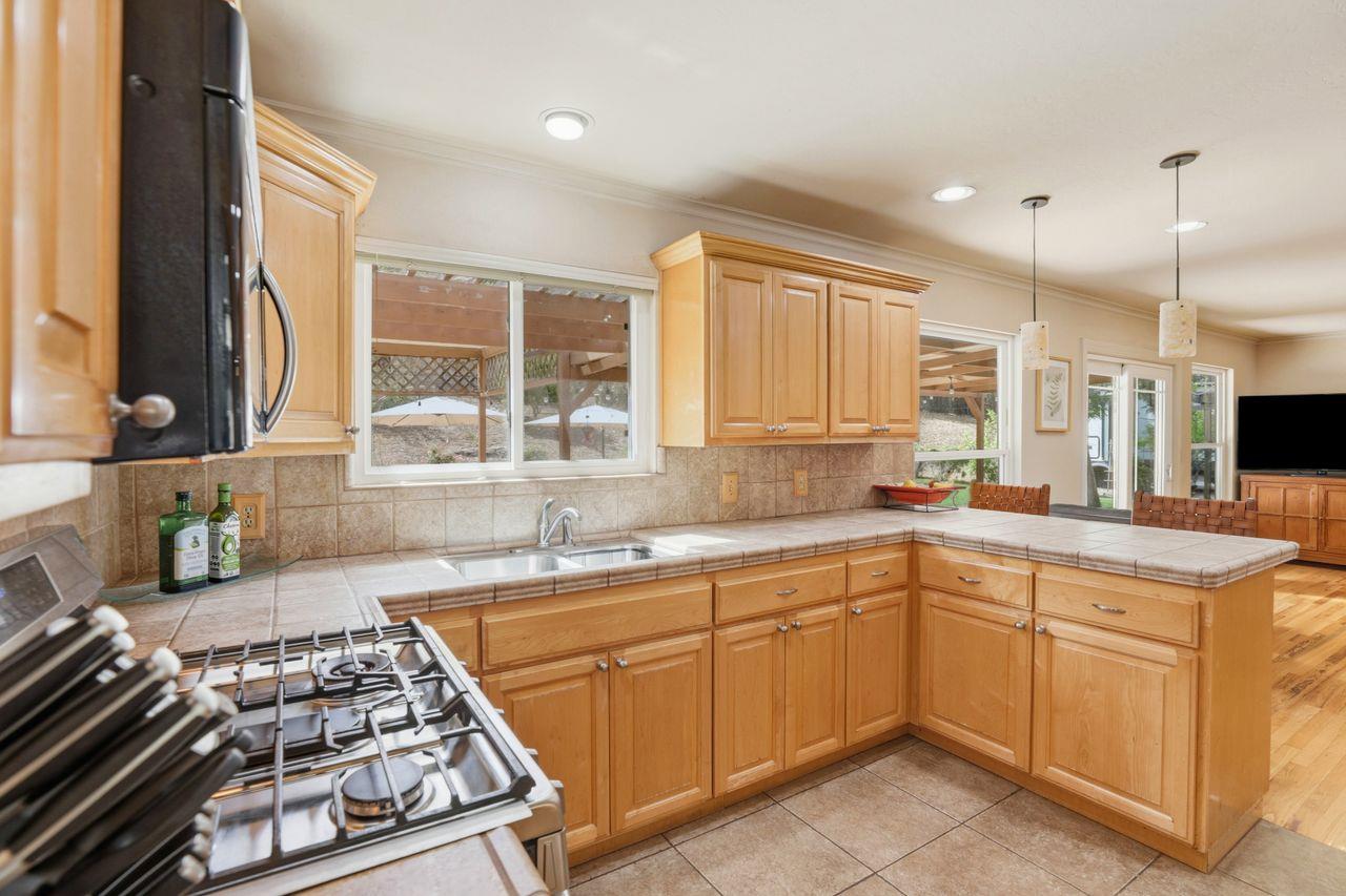 Detail Gallery Image 12 of 57 For 27412 Vista Del Toro Pl, Salinas,  CA 93908 - 4 Beds | 3 Baths