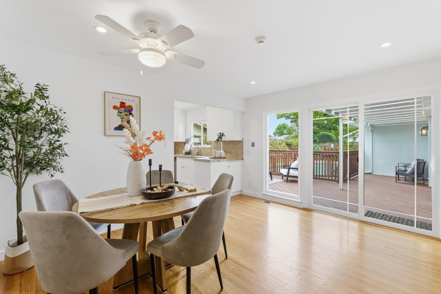 Detail Gallery Image 11 of 39 For 471 Santa Clara Ave, Redwood City,  CA 94061 - 4 Beds | 2 Baths