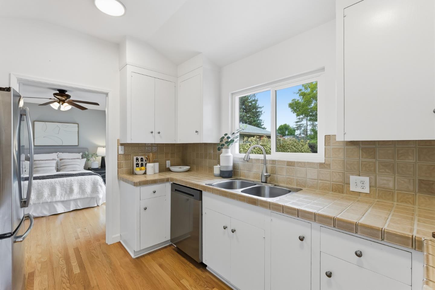 Detail Gallery Image 13 of 39 For 471 Santa Clara Ave, Redwood City,  CA 94061 - 4 Beds | 2 Baths