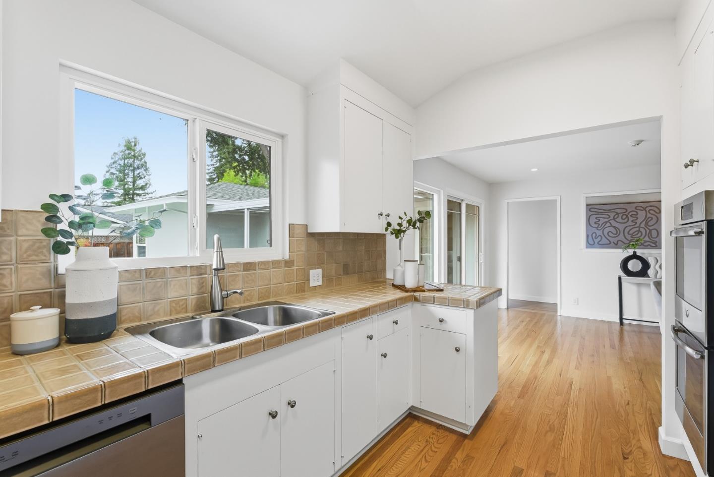 Detail Gallery Image 15 of 39 For 471 Santa Clara Ave, Redwood City,  CA 94061 - 4 Beds | 2 Baths