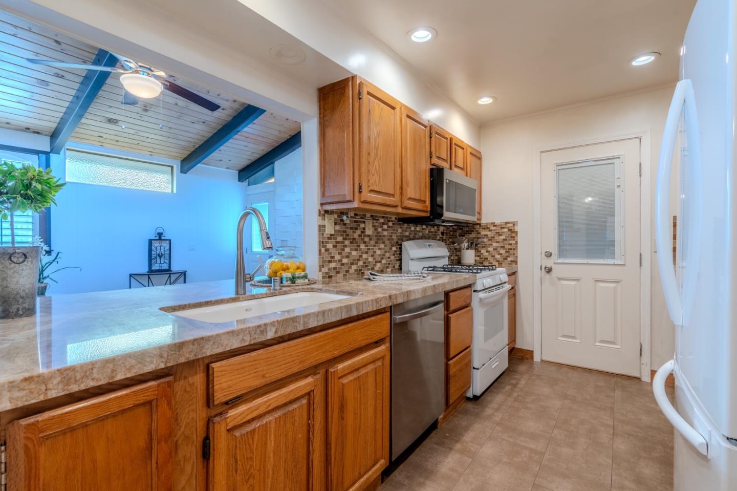 Detail Gallery Image 10 of 30 For 711 Lundy Way, Pacifica,  CA 94044 - 3 Beds | 2 Baths