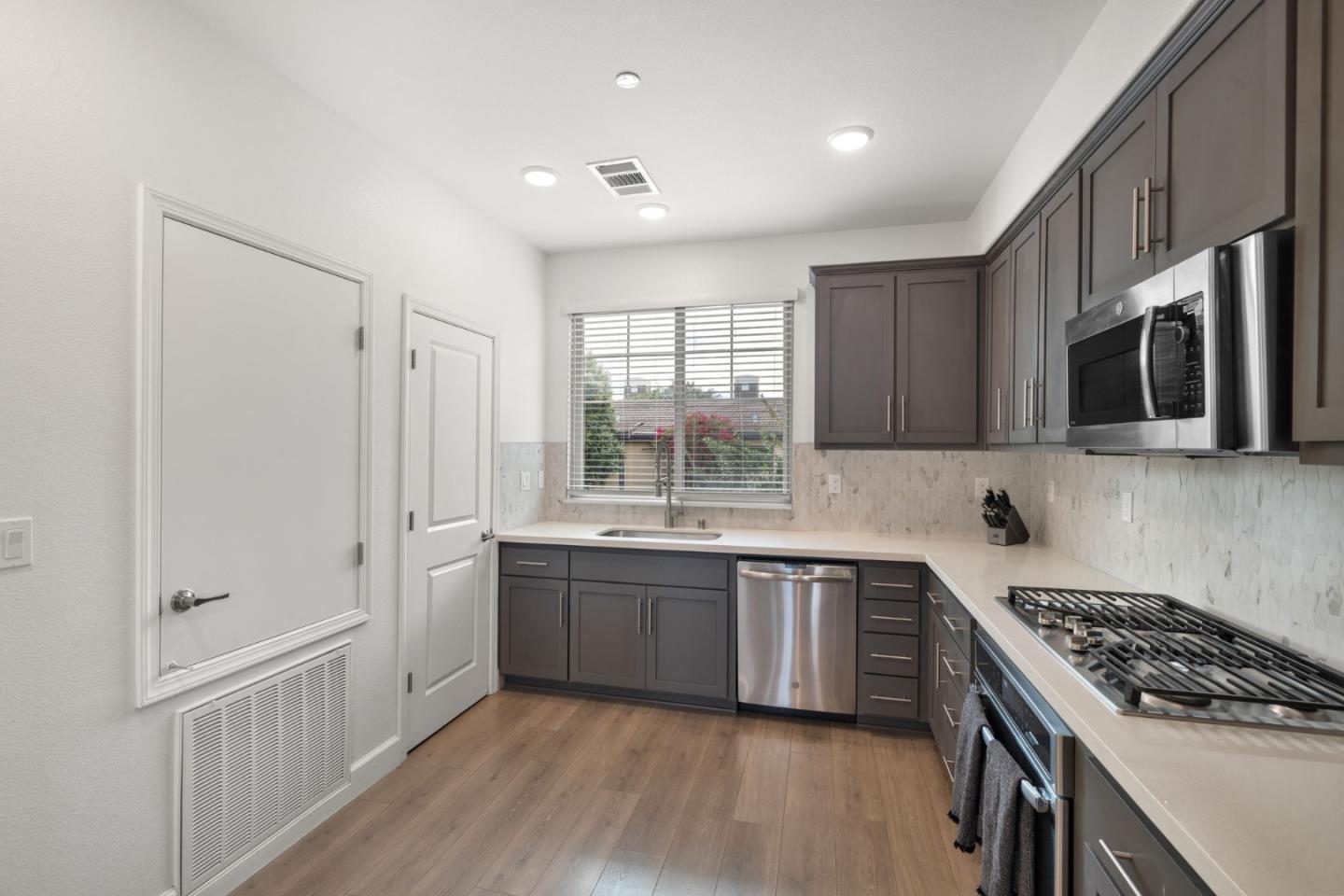 Detail Gallery Image 15 of 51 For 601 Cinnamon Cir, Mountain View,  CA 94043 - 2 Beds | 2/1 Baths