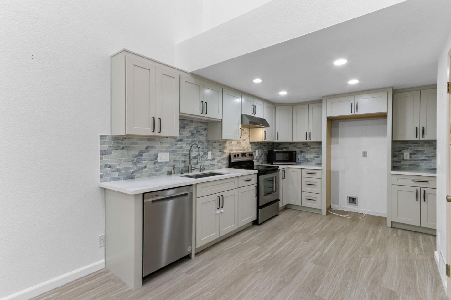 Detail Gallery Image 12 of 32 For 2625 Yerba Vista Ct, San Jose,  CA 95121 - 2 Beds | 2 Baths