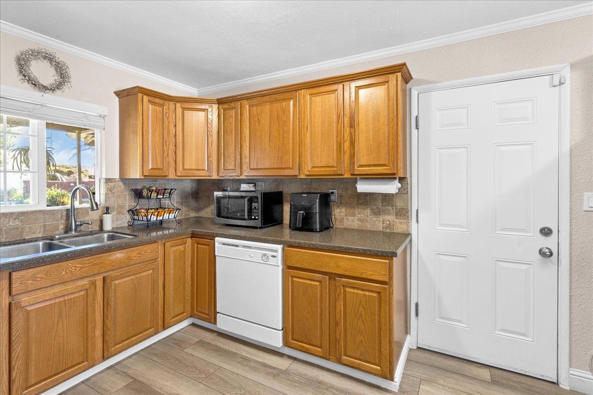 Detail Gallery Image 15 of 39 For 1043 Heather Dr, Salinas,  CA 93906 - 3 Beds | 2 Baths