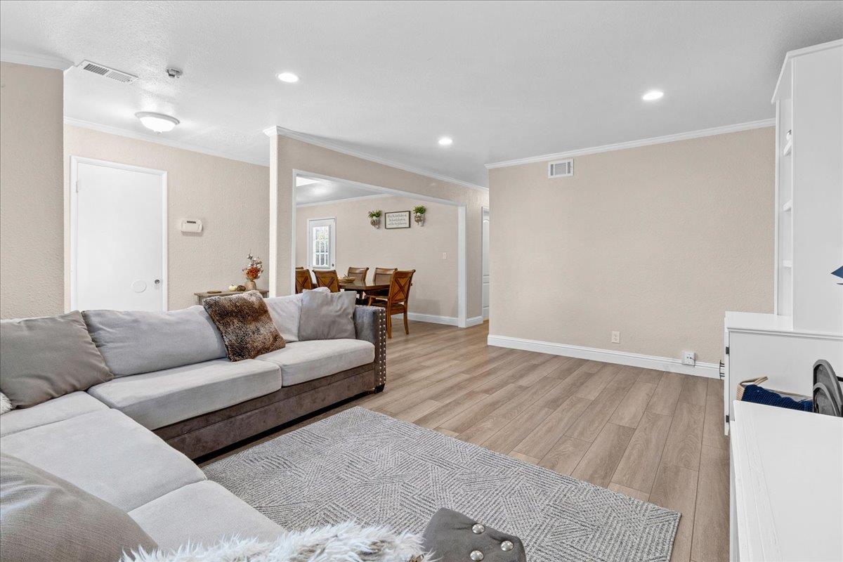 Detail Gallery Image 8 of 39 For 1043 Heather Dr, Salinas,  CA 93906 - 3 Beds | 2 Baths