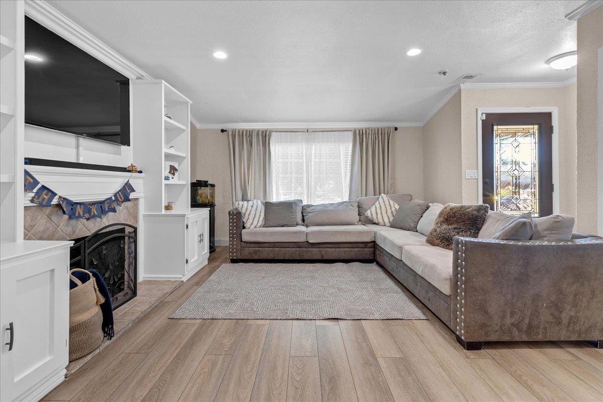 Detail Gallery Image 9 of 39 For 1043 Heather Dr, Salinas,  CA 93906 - 3 Beds | 2 Baths