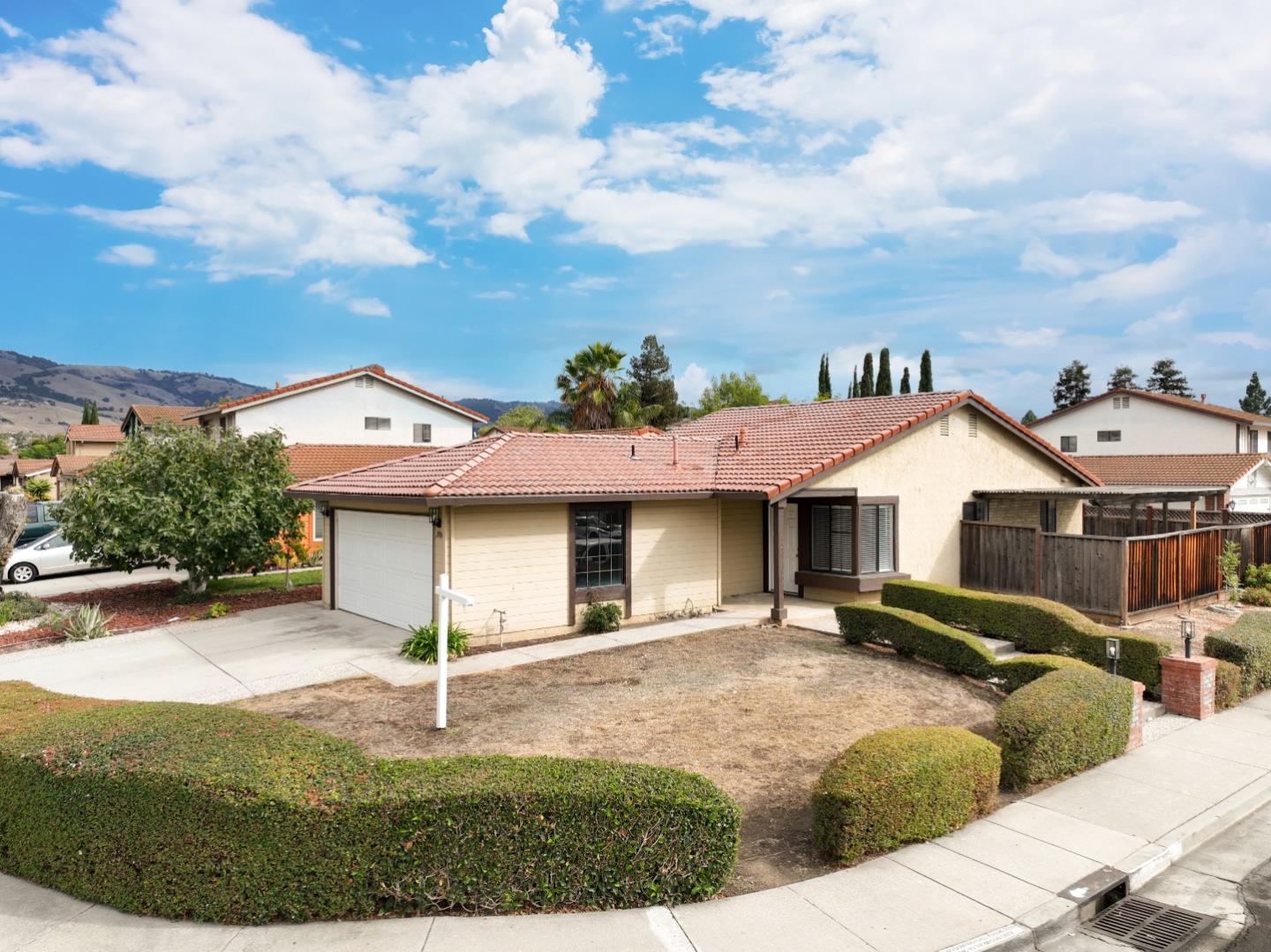 Detail Gallery Image 3 of 30 For 2886 Damico Dr, San Jose,  CA 95148 - 3 Beds | 2 Baths