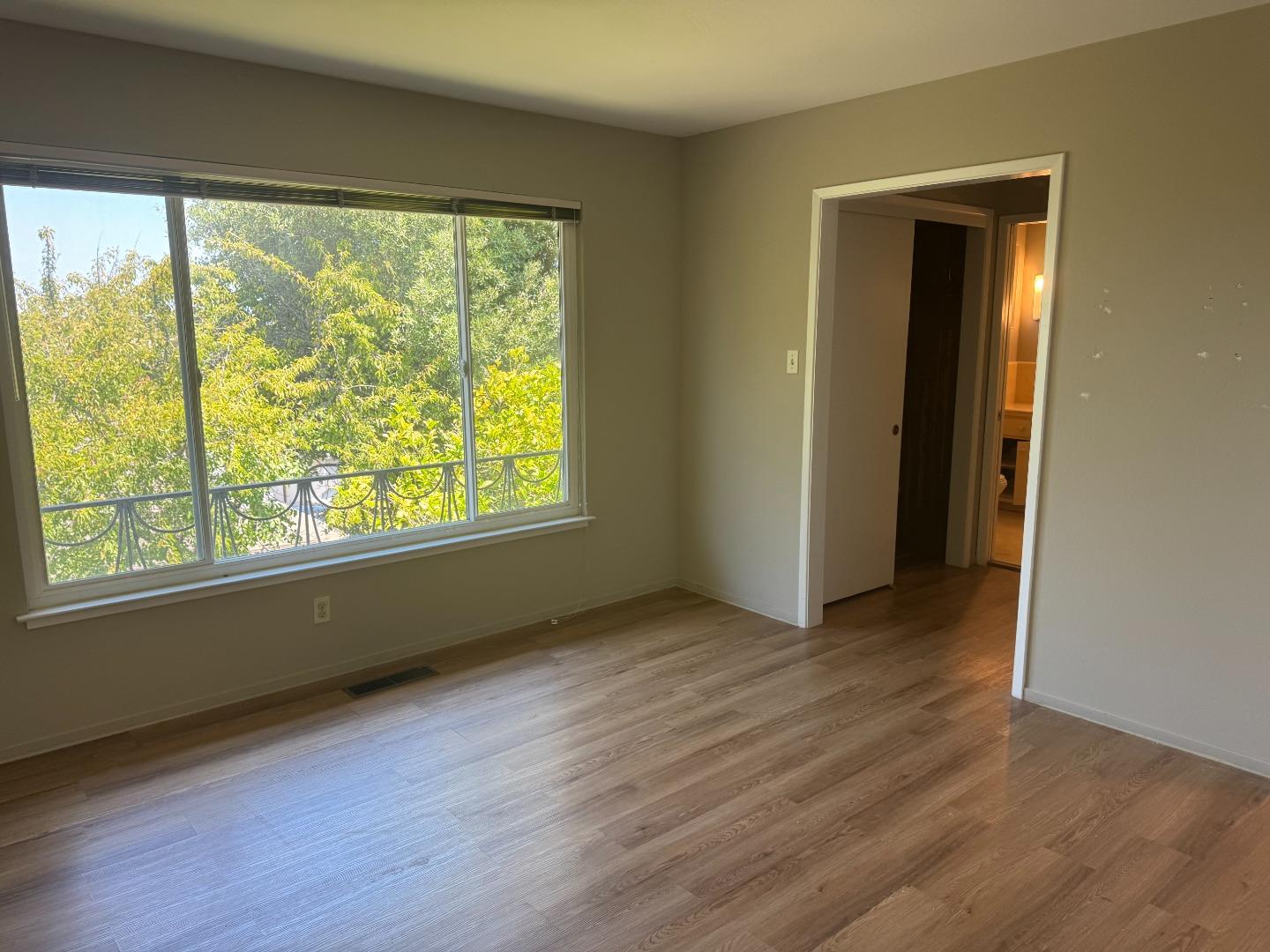 Detail Gallery Image 8 of 11 For 1768 Quesada Way, Burlingame,  CA 94010 - 2 Beds | 2/1 Baths