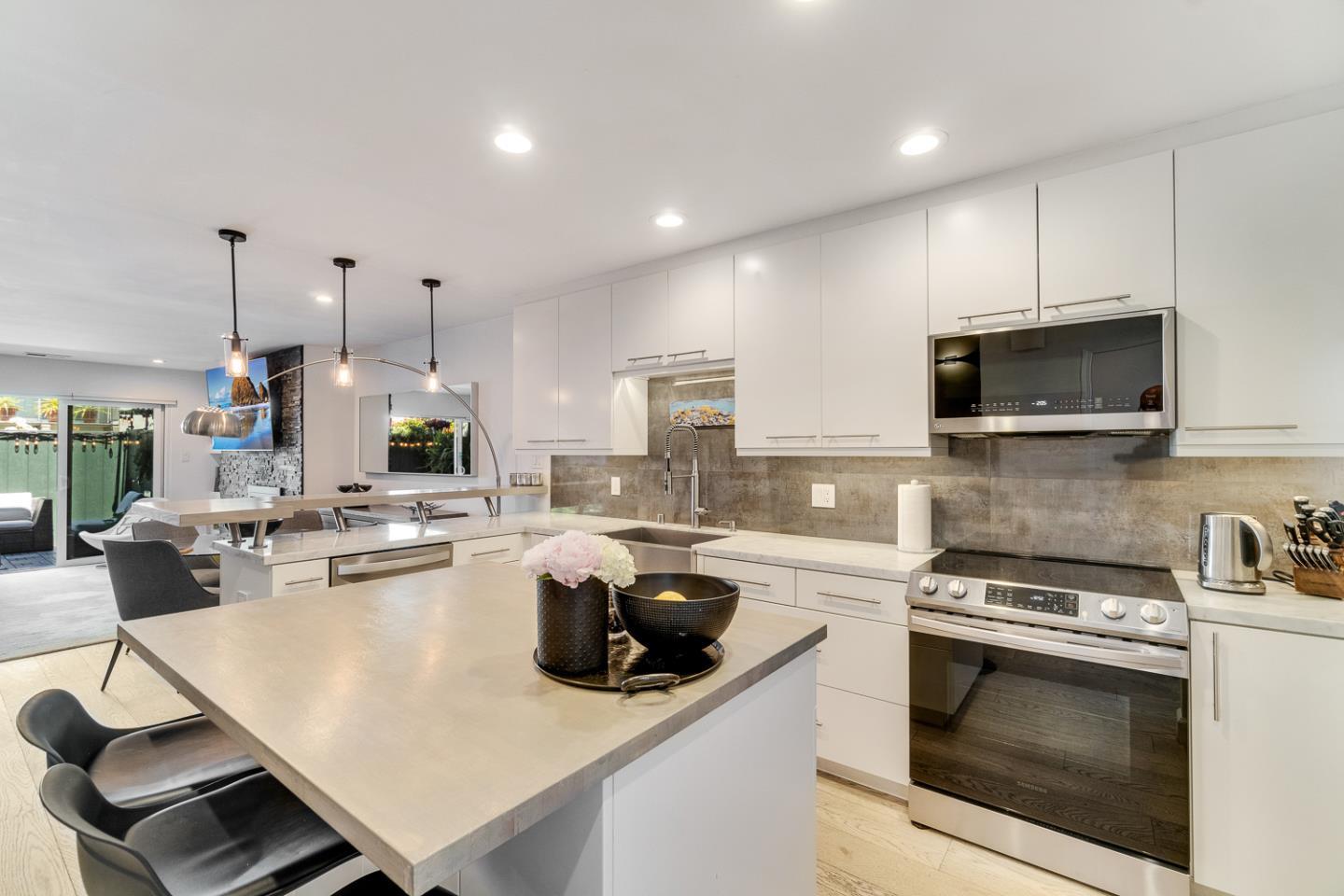 Detail Gallery Image 2 of 29 For 808 N Delaware St, San Mateo,  CA 94401 - 2 Beds | 1/1 Baths