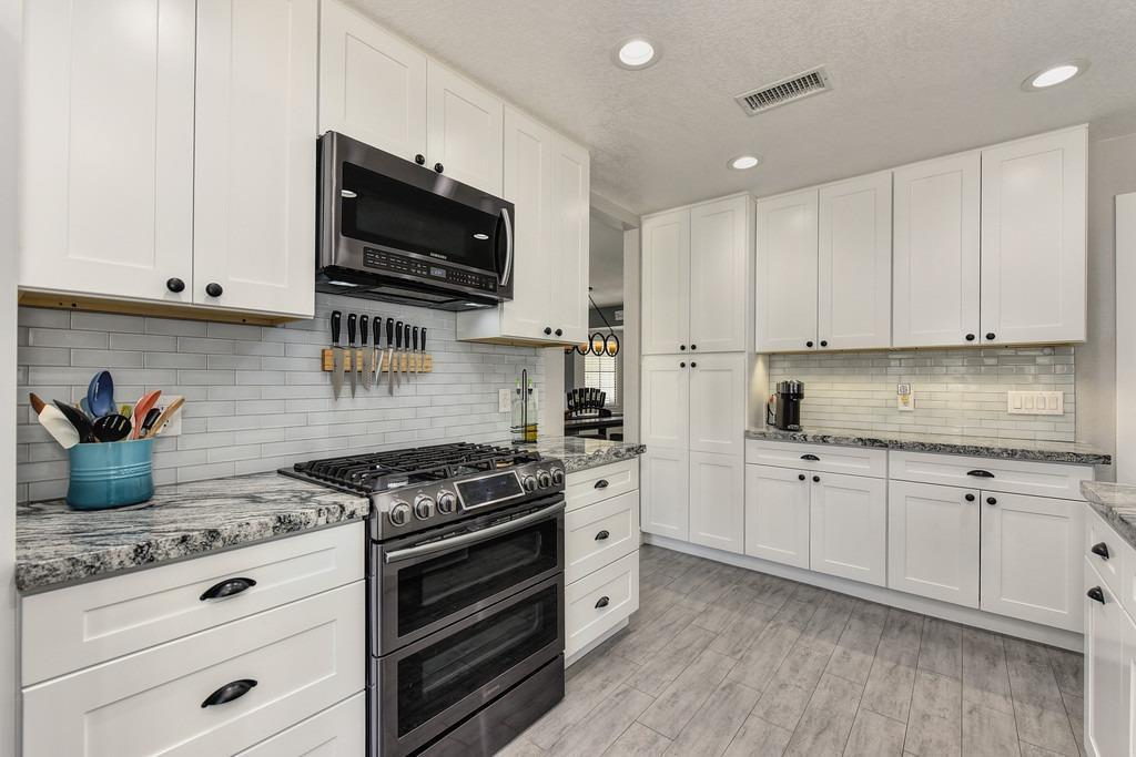 Detail Gallery Image 10 of 46 For 9391 Rolling Glen Ct, Orangevale,  CA 95662 - 4 Beds | 2 Baths