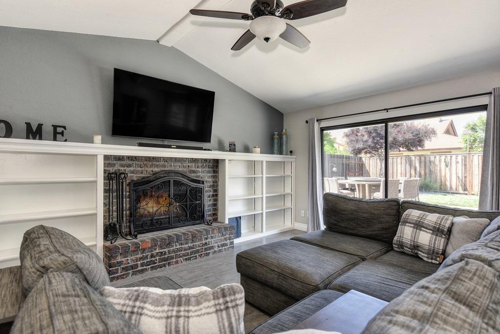 Detail Gallery Image 17 of 46 For 9391 Rolling Glen Ct, Orangevale,  CA 95662 - 4 Beds | 2 Baths