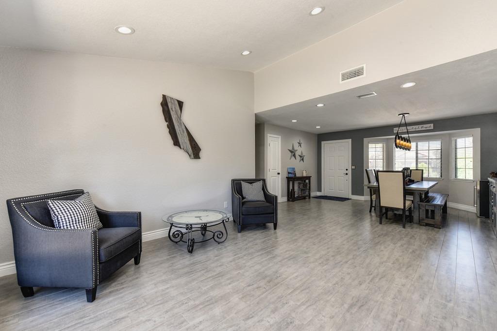 Detail Gallery Image 4 of 46 For 9391 Rolling Glen Ct, Orangevale,  CA 95662 - 4 Beds | 2 Baths