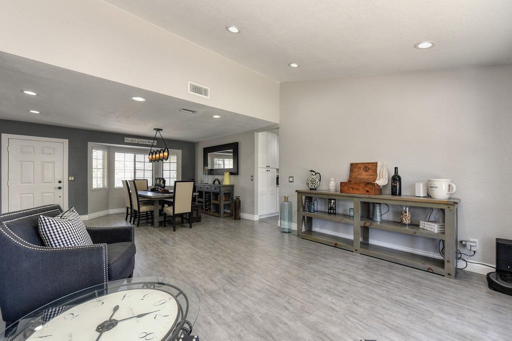 Detail Gallery Image 6 of 46 For 9391 Rolling Glen Ct, Orangevale,  CA 95662 - 4 Beds | 2 Baths