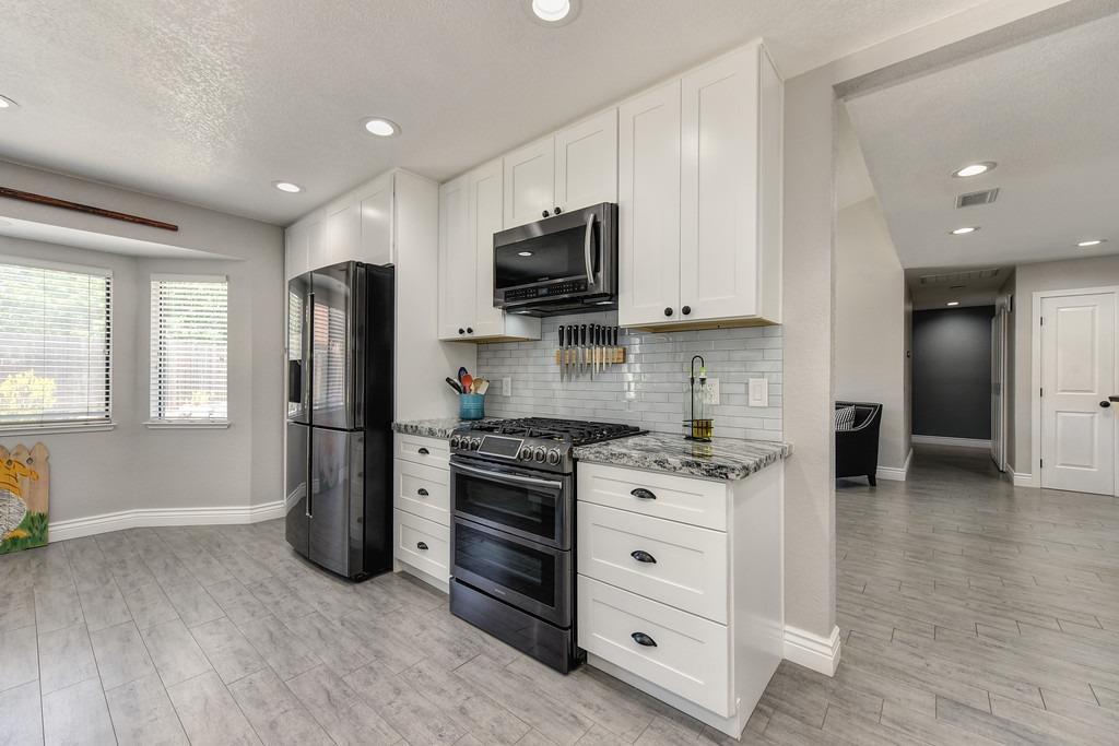 Detail Gallery Image 8 of 46 For 9391 Rolling Glen Ct, Orangevale,  CA 95662 - 4 Beds | 2 Baths