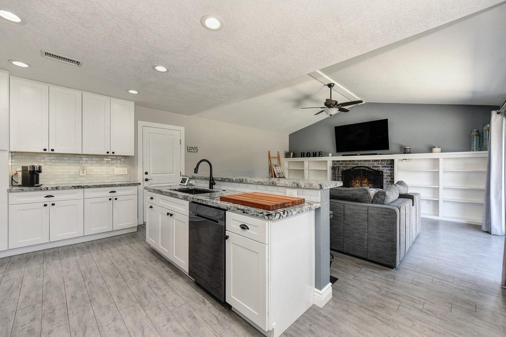 Detail Gallery Image 9 of 46 For 9391 Rolling Glen Ct, Orangevale,  CA 95662 - 4 Beds | 2 Baths