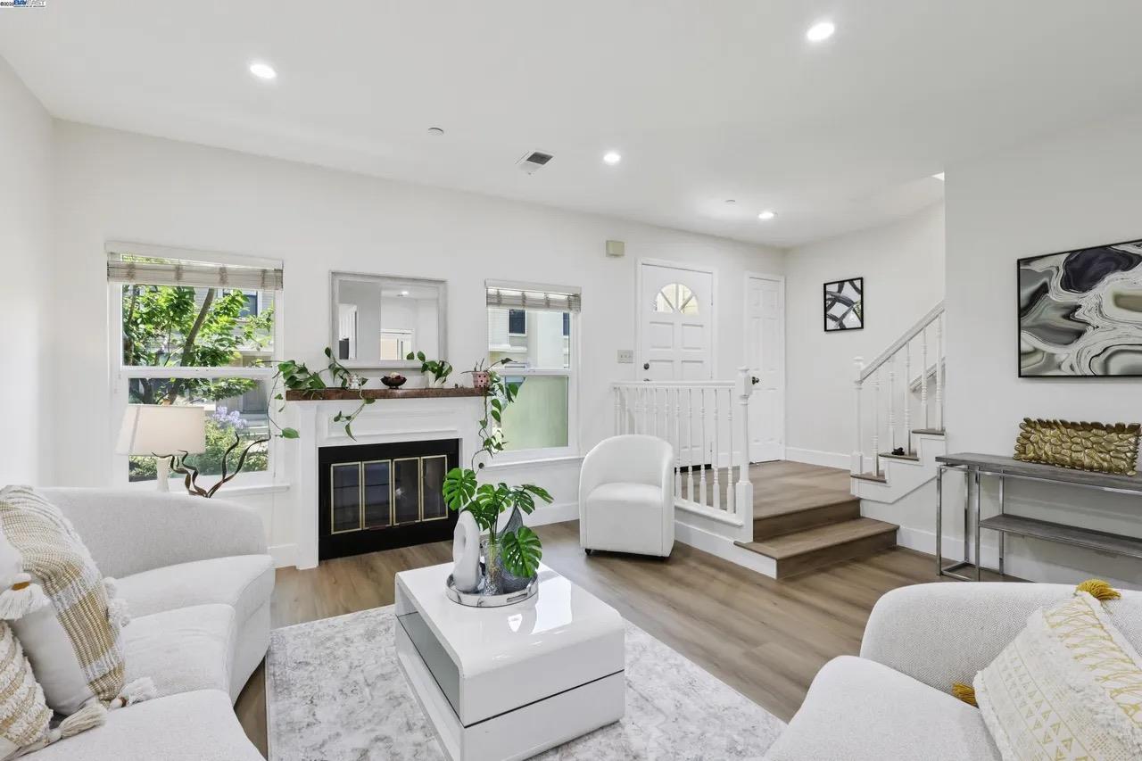 Detail Gallery Image 4 of 34 For 963 La Mesa Ter #H,  Sunnyvale,  CA 94086 - 3 Beds | 3 Baths